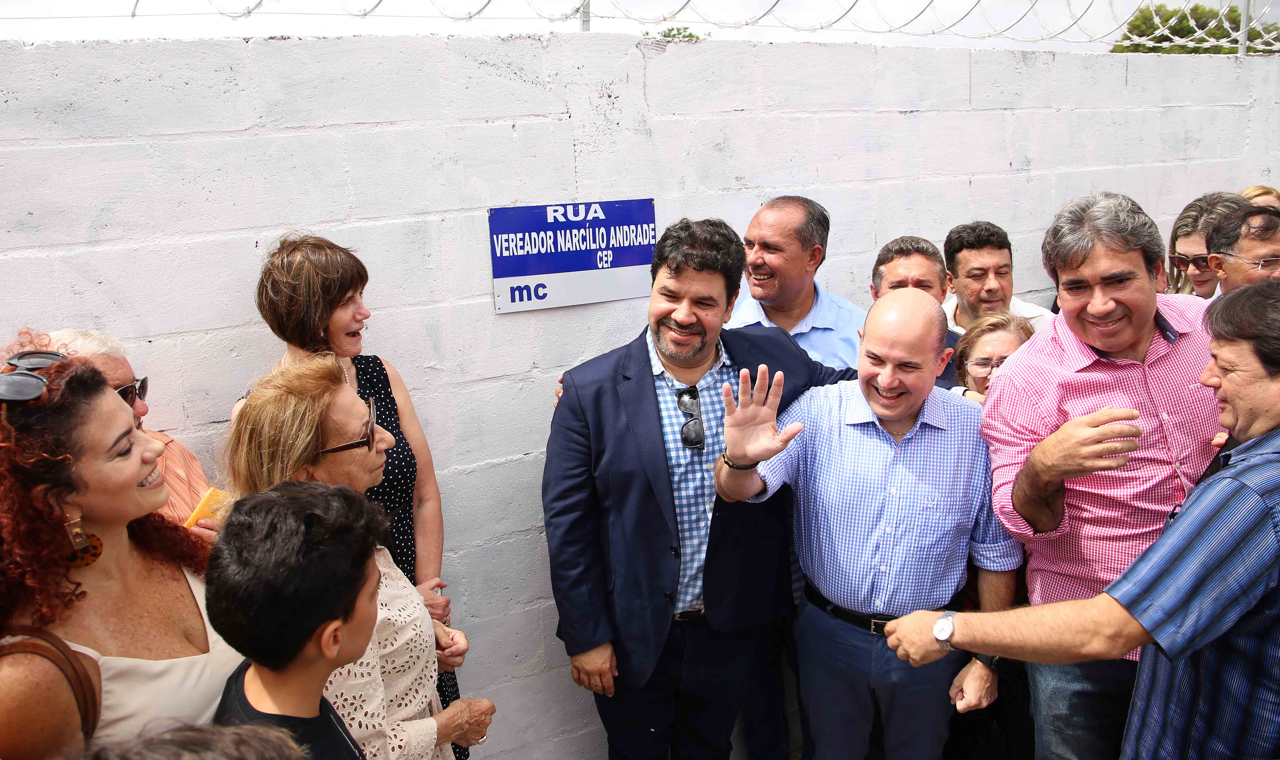 prefeito na frente da placa da rua narcílio andrade